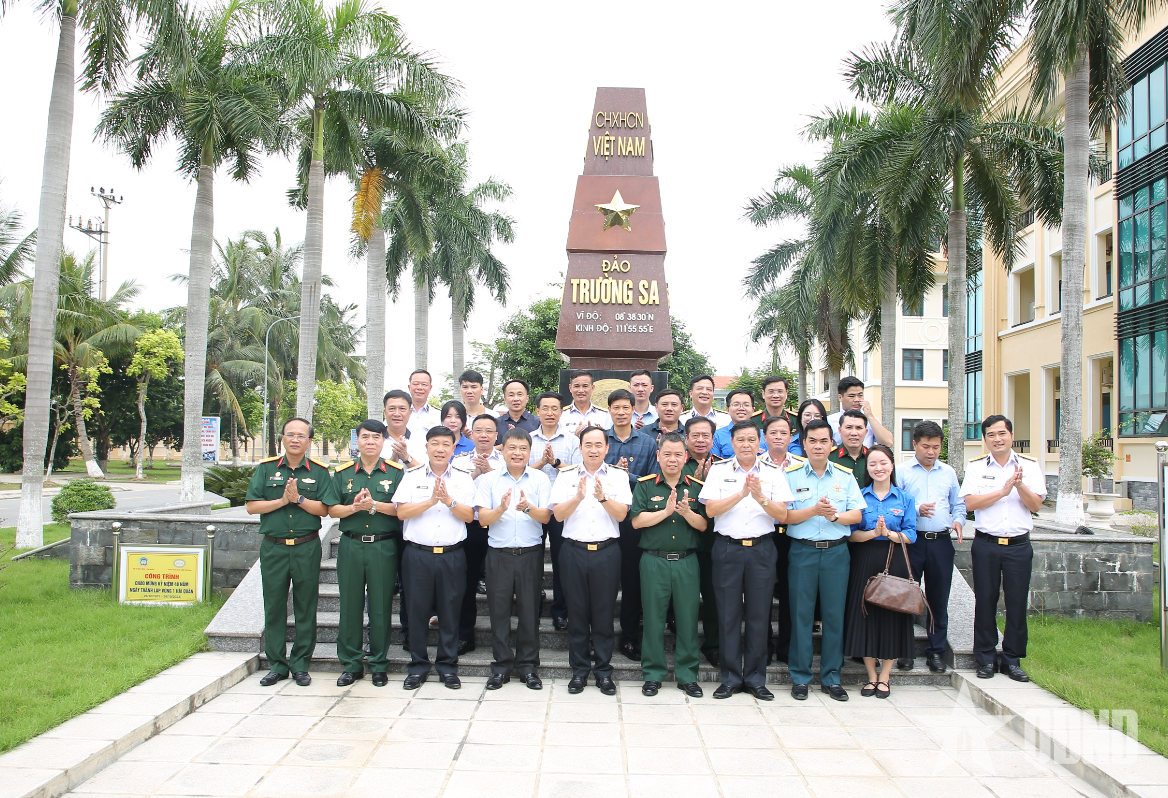 Đoàn cựu chiến binh cơ quan Ủy ban Kiểm tra Trung ương thăm, tìm hiểu truyền thống Quân chủng Hải quân